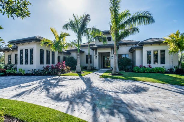 palm trees and stone circle driveway